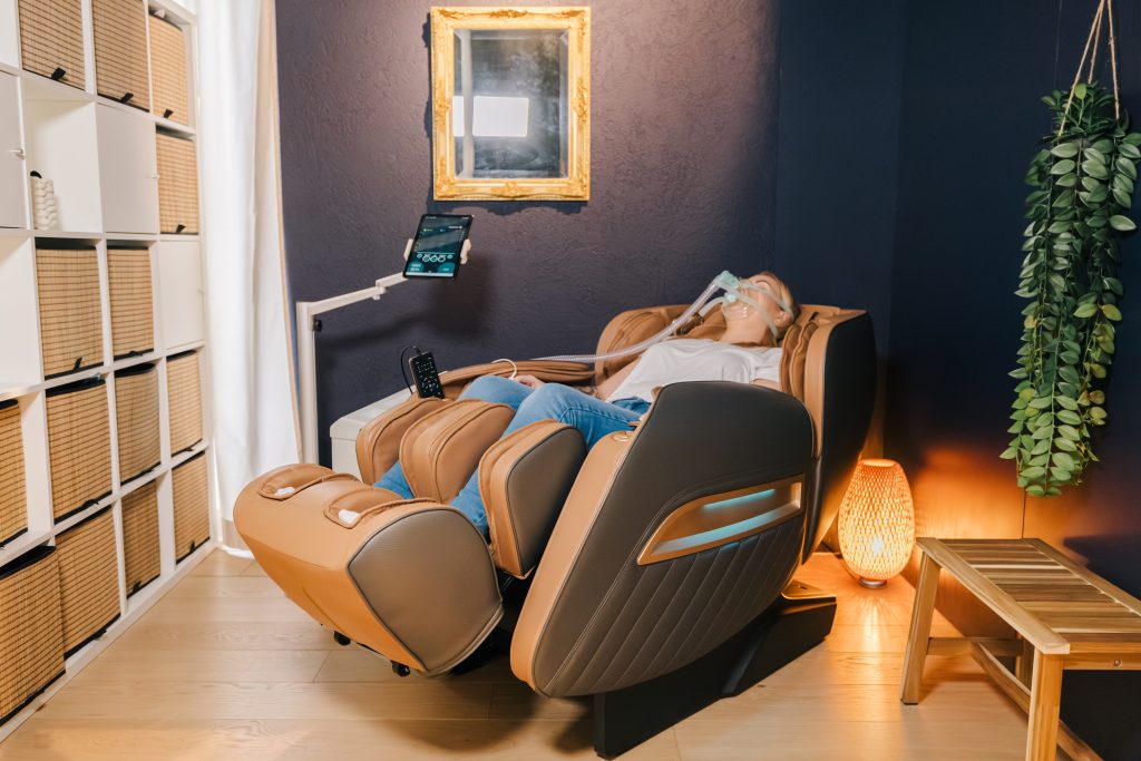 Frau liegt im IHHT Stuhl des Longevity Center Bodyforming Winterthur.