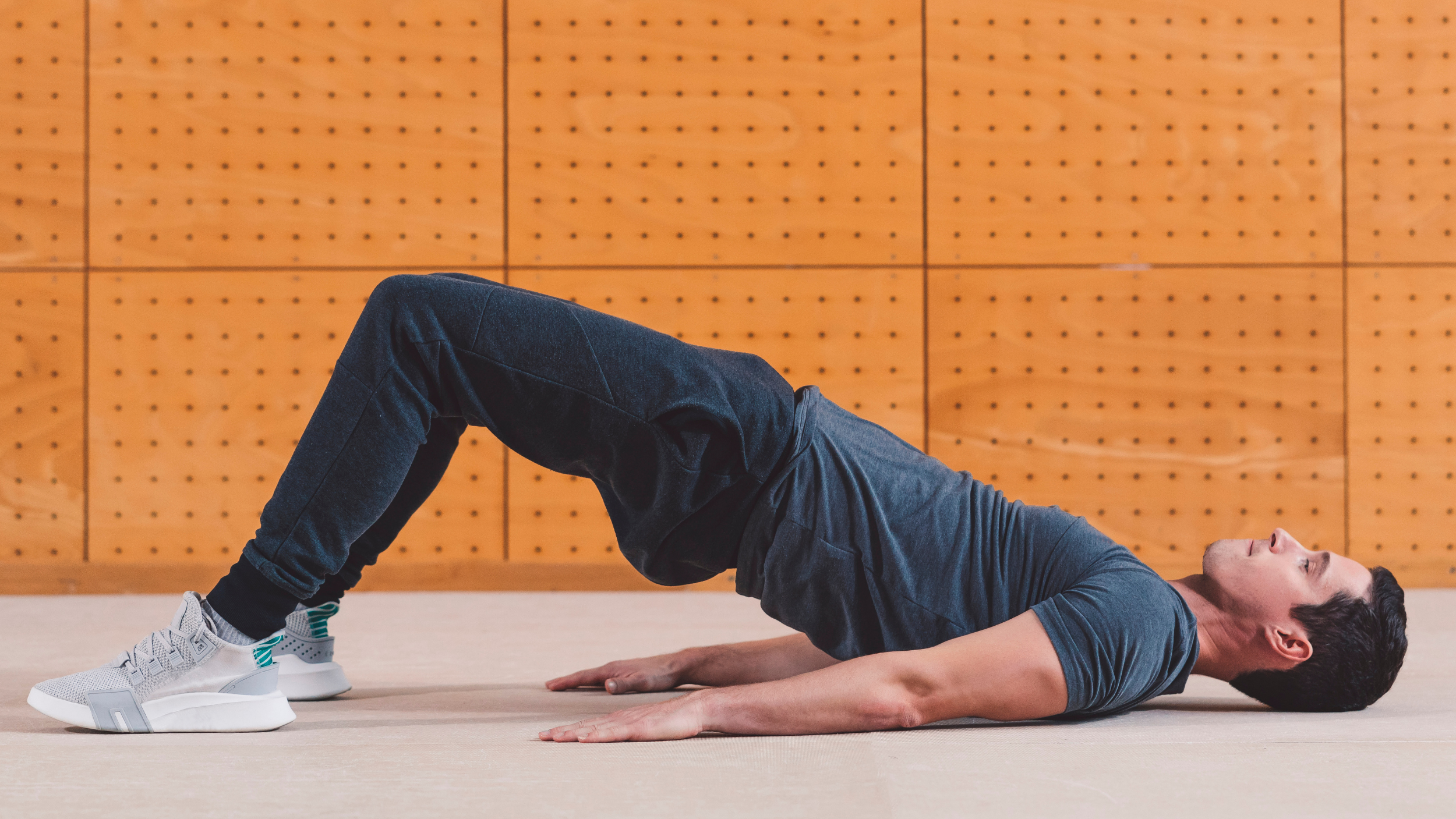 Mann macht eine Hip-Thrust Übung um den Beckenboden zu trainieren